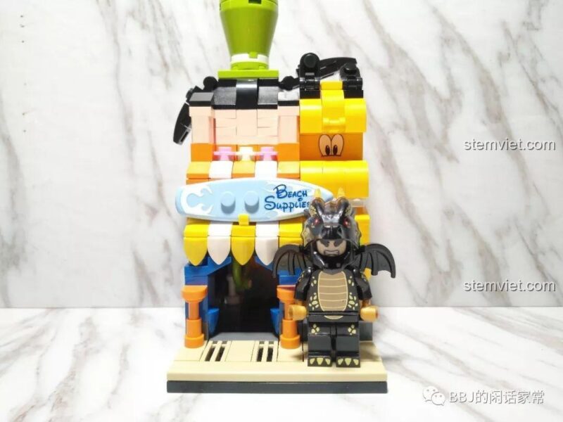 Một minifigure (không đi kèm) được đặt cạnh mô hình SY6800A để so sánh kích thước. Bộ lắp ghép Cửa hàng của Goofy có kích thước nhỏ xinh.