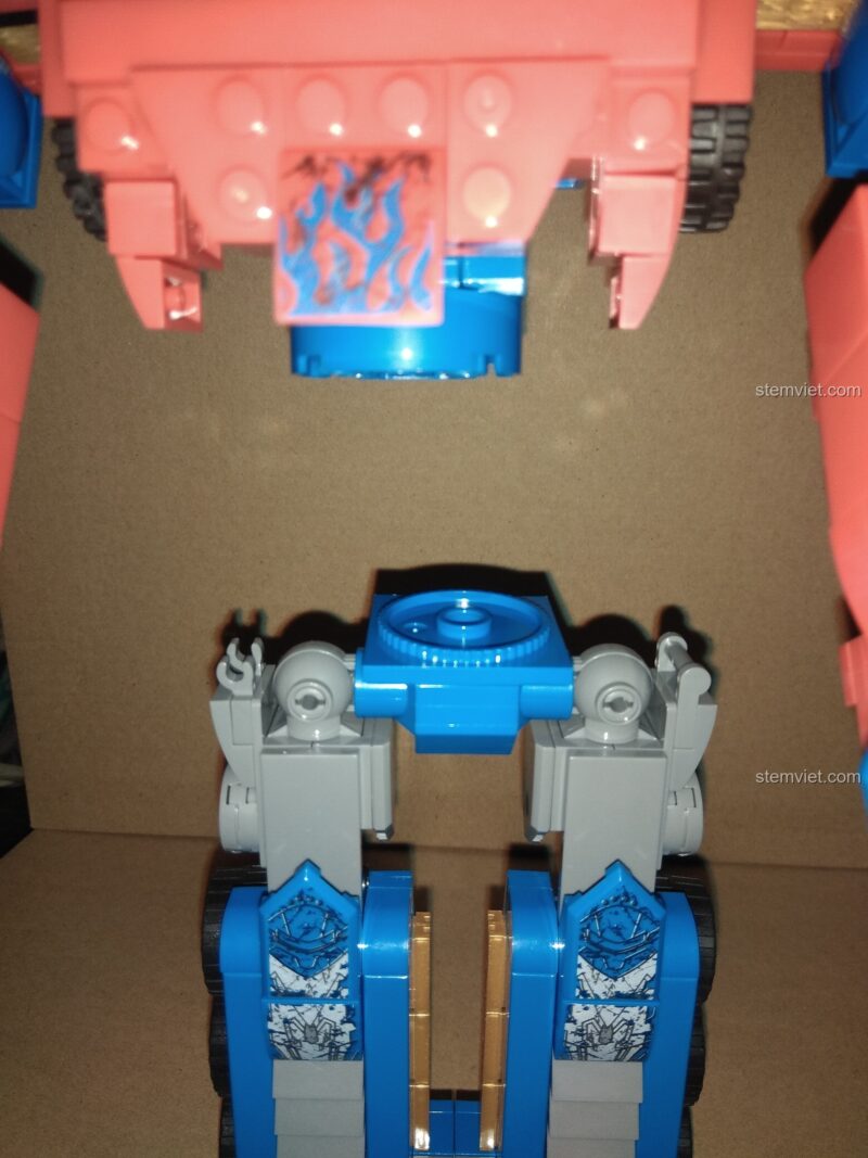 Một góc lắp ráp khác của bộ đồ chơi SY SY951 Robot Transformer Optimus Prime.