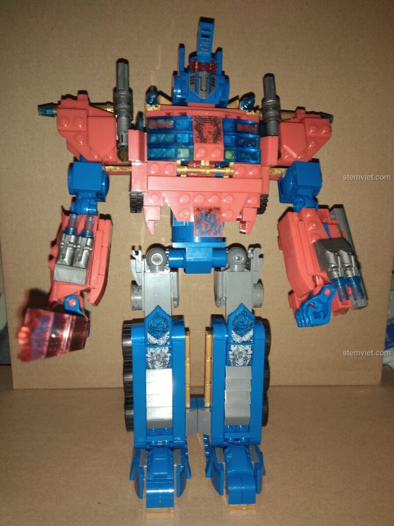 Mặt sau của đồ chơi mô hình Optimus Prime SY, thể hiện các chi tiết cơ khí.