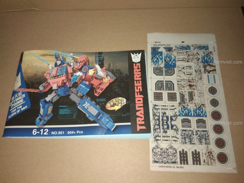 Các chi tiết trong suốt màu đỏ và xanh của bộ xếp hình Thủ lĩnh Autobot Optimus Prime.