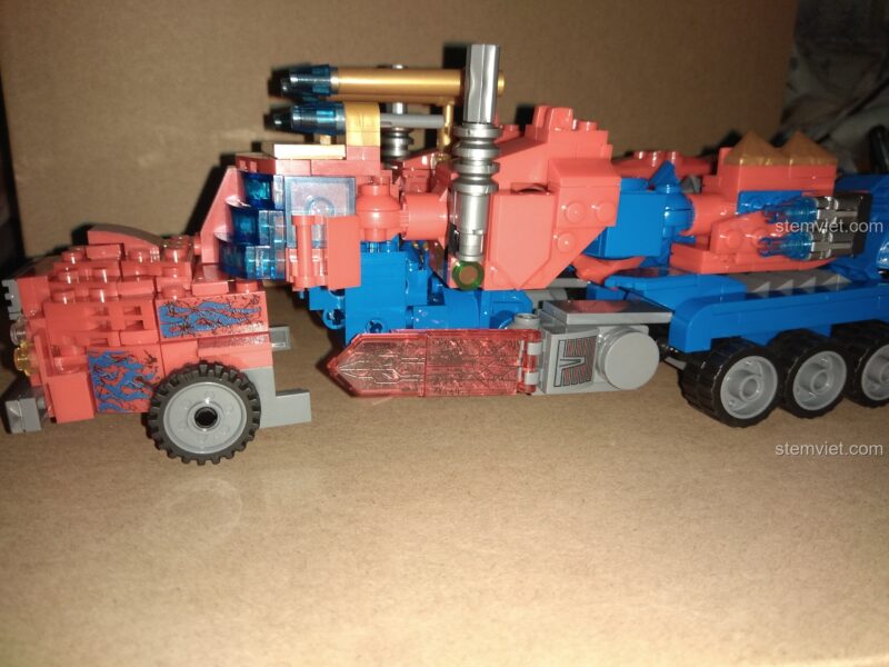 Nhìn từ bên hông của xe tải Optimus Prime 951, một lựa chọn thay thế LEGO® giá rẻ.