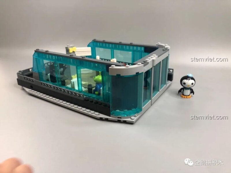 Mô hình tầng 1 và tầng 2 của Tòa Tháp Avengers Taige Blocks 55120 khi kết nối, thể hiện khả năng lắp ghép linh hoạt của bộ đồ chơi mô hình.