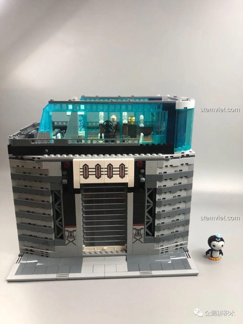 Mặt sau của mô hình tầng 1 và tầng 2 Tòa Tháp Avengers Taige Blocks 55120, cho thấy cấu trúc vững chắc và chi tiết mặt ngoài của bộ lắp ghép.