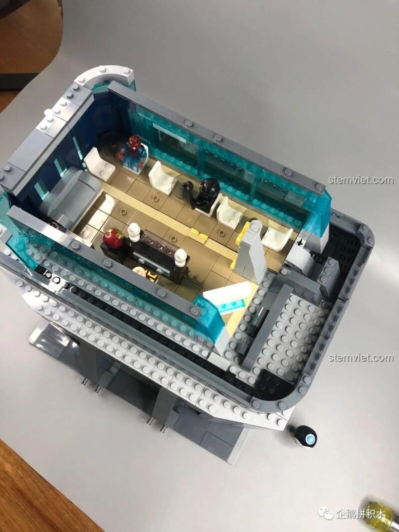 Mô hình tầng 1 và tầng 2 Tòa Tháp Avengers Taige Blocks 55120 khi mở ra, trưng bày nội thất chi tiết của cả hai tầng, đồ chơi mô hình Taige Blocks.