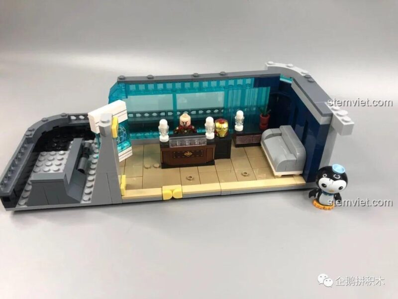 Nội thất sảnh tiếp khách tầng 2 của Tòa Tháp Avengers Taige Blocks 55120, với quầy lễ tân và tượng Iron Man, chi tiết tinh xảo cho bộ đồ chơi xây dựng.