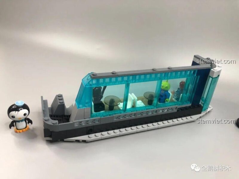 Toàn cảnh khu vực tiếp khách tầng 2 của Tòa Tháp Avengers Taige Blocks 55120, với thiết kế mở và các chi tiết nội thất, đồ chơi xây dựng ấn tượng.