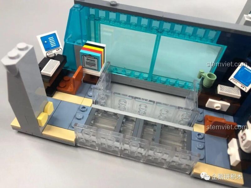 Bàn làm việc và máy tính trong khu vực văn phòng tầng 3 Tòa Tháp Avengers Taige Blocks 55120, thể hiện sự đa dạng trong thiết kế nội thất của đồ chơi xây dựng.