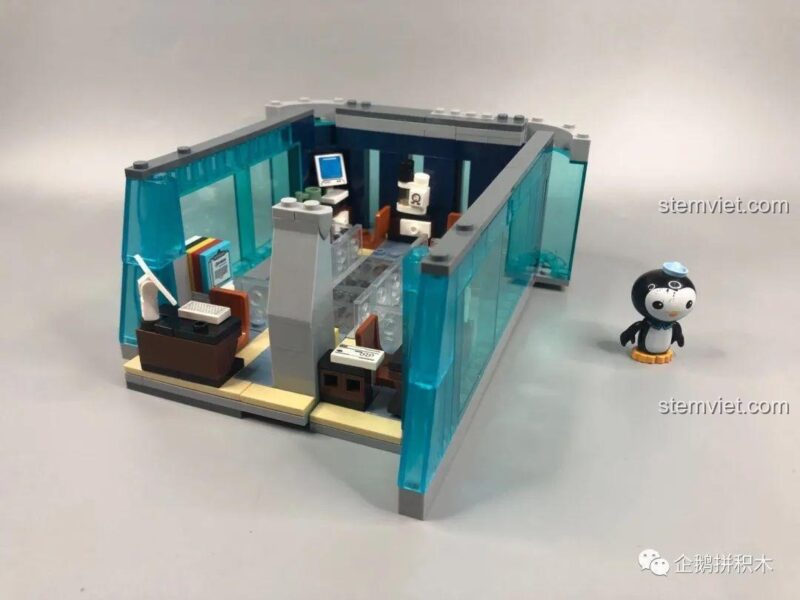 Mô hình tầng 3 của Tòa Tháp Avengers Taige Blocks 55120 khi đóng lại, thể hiện vẻ ngoài hiện đại và các cửa sổ trong suốt, bộ lắp ghép 55120.