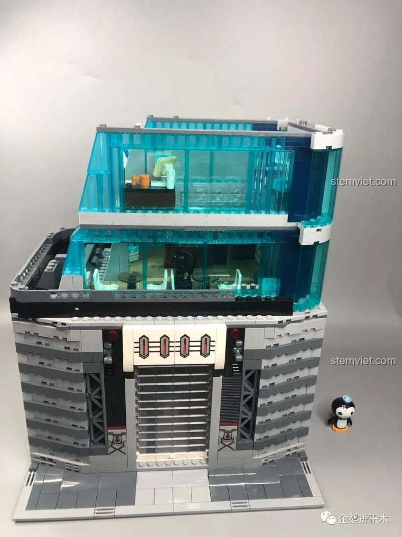 Mặt sau của mô hình tầng 3 Tòa Tháp Avengers Taige Blocks 55120, cho thấy cấu trúc và chi tiết mặt ngoài, đồ chơi mô hình Tòa Tháp Avengers.