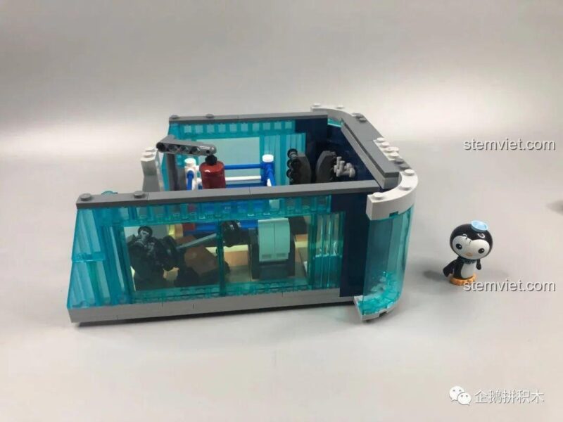 Mô hình tầng 4 của Tòa Tháp Avengers Taige Blocks 55120 khi đóng lại, thể hiện vẻ ngoài hiện đại và các cửa sổ trong suốt, bộ lắp ghép 55120.