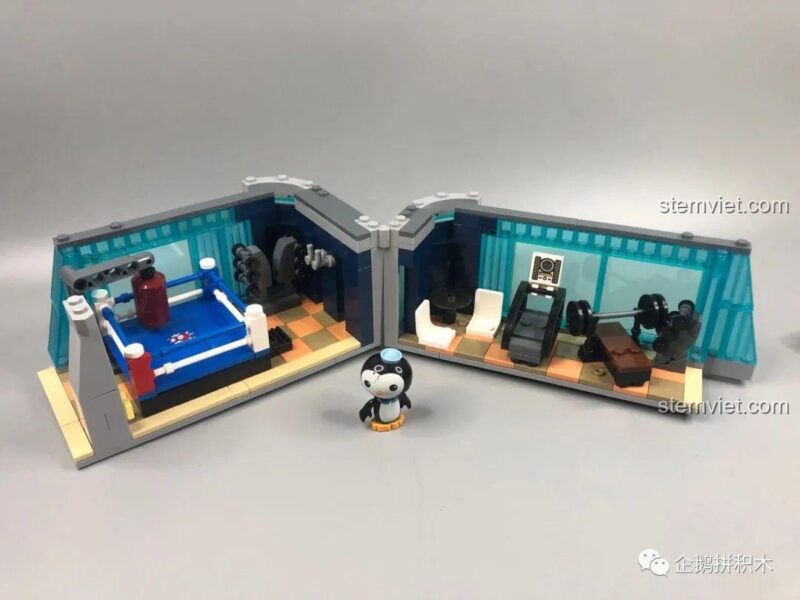 Khu vực tập gym tầng 4 của Tòa Tháp Avengers Taige Blocks 55120, với sàn đấu quyền anh và tạ, mang đến trải nghiệm lắp ráp đa dạng cho bộ đồ chơi xây dựng.