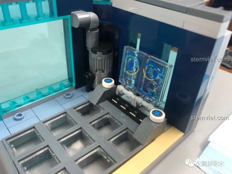 Mặt sau của mô hình tầng 5 Tòa Tháp Avengers Taige Blocks 55120, cho thấy cấu trúc và chi tiết mặt ngoài, đồ chơi mô hình Taige Blocks.