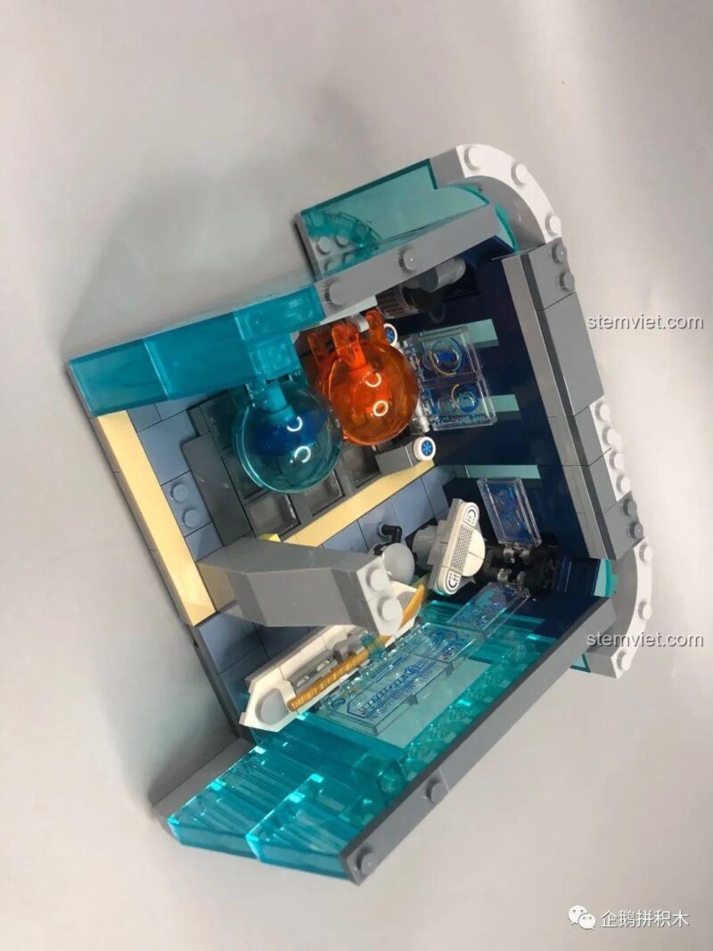 Phòng thí nghiệm tầng 6 của Tòa Tháp Avengers Taige Blocks 55120, với các thiết bị khoa học và màn hình trong suốt, thể hiện sự sáng tạo trong thiết kế của bộ đồ chơi mô hình.