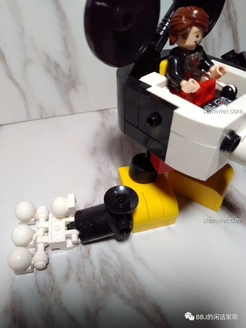 Mickey Mecha hoàn chỉnh từ bộ 72100