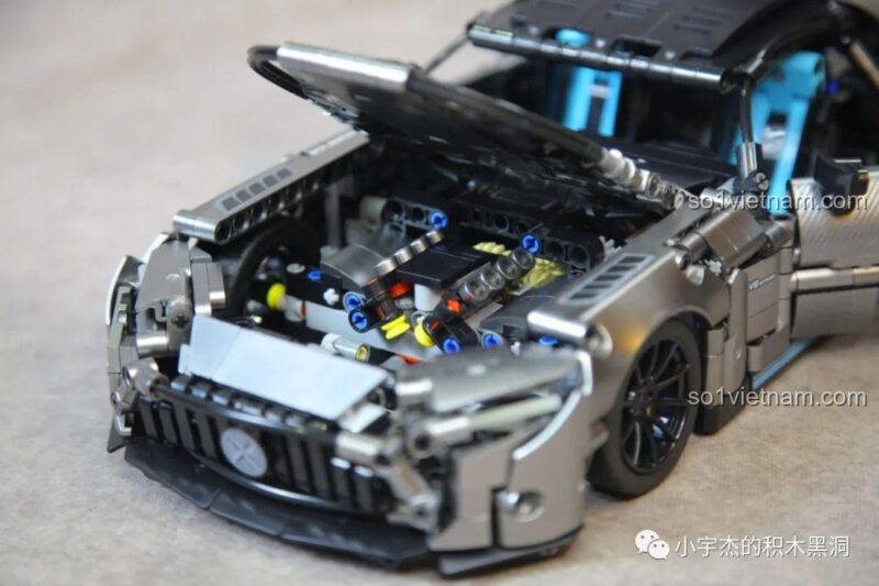 Nắp capo mở lên, để lộ khối động cơ V8 được mô phỏng chi tiết.