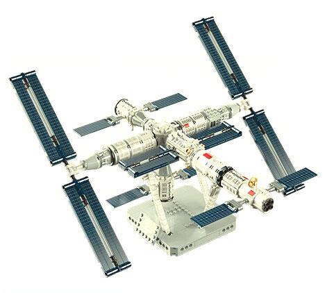 Toàn cảnh mô hình lắp ráp Trạm Vũ Trụ Thiên Cung TOP TOY TC1405 với các tấm pin mặt trời màu xanh dương, dành cho bé trai 8 tuổi.