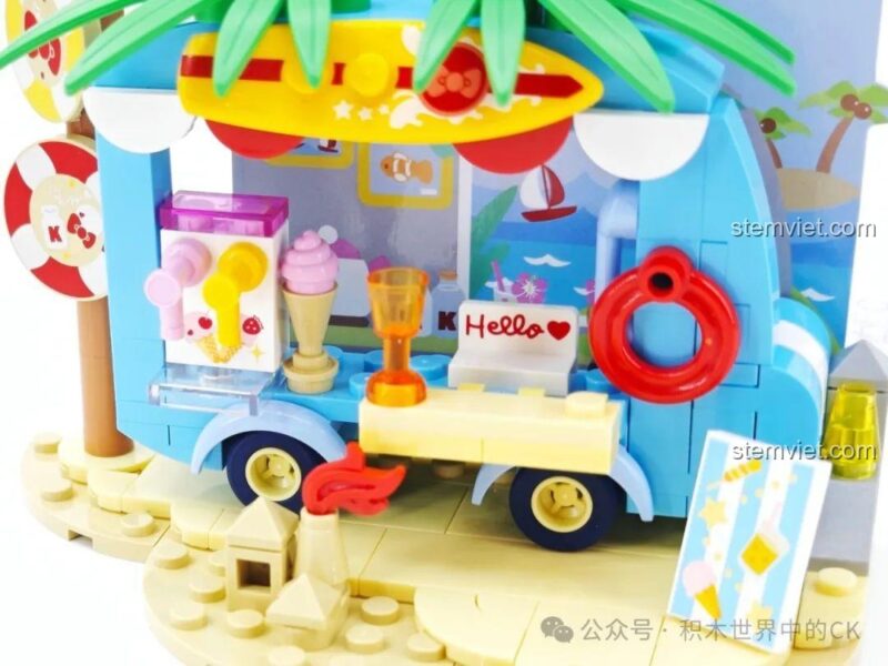 Cận cảnh mô hình Hello Kitty Tắm Nắng trong bộ đồ chơi xếp hình Hello Kitty TC2322, chi tiết cây dừa và ghế