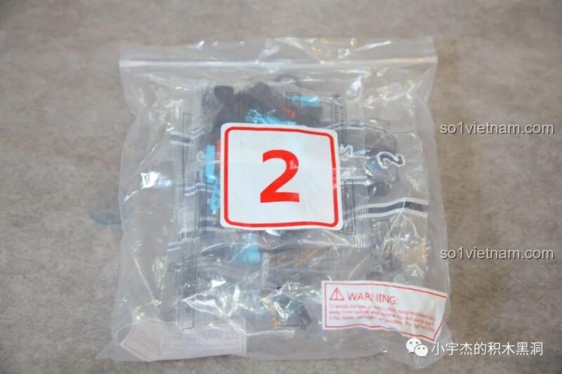 Lắp ráp khối động cơ V8 mô phỏng với các piston chuyển động của Xe thể thao Mercedes-AMG 8618.