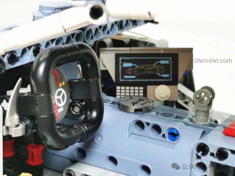 Nội thất và buồng lái chi tiết của đồ chơi mô hình Tuole L7001, với vô lăng và bảng điều khiển AI được tái hiện.