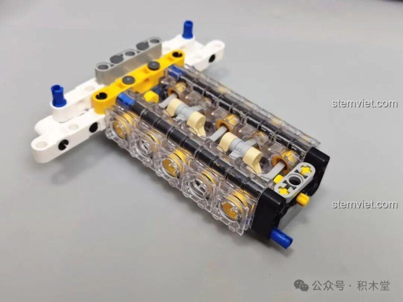 Mô hình động cơ H10 với xi-lanh trong suốt của đồ chơi lắp ghép Cỗ máy tốc độ Asurada, cho phép quan sát piston chuyển động.