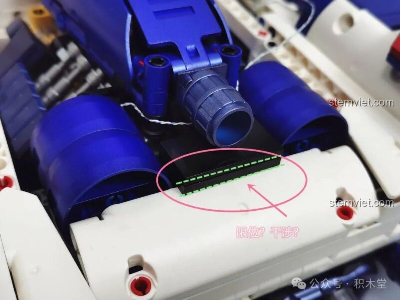 Hệ thống tăng tốc Booster đang được lắp ráp cho đồ chơi lắp ghép Cỗ máy tốc độ Asurada.