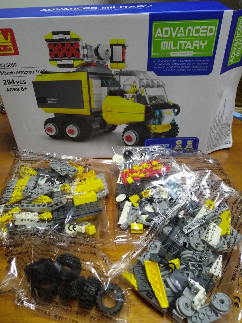 Ảnh mở hộp bộ lắp ráp Xe Bọc Thép Tên Lửa WANGE 3669 với các túi chi tiết và vỏ hộp. Đồ chơi cho con trai 6 tuổi giá rẻ.