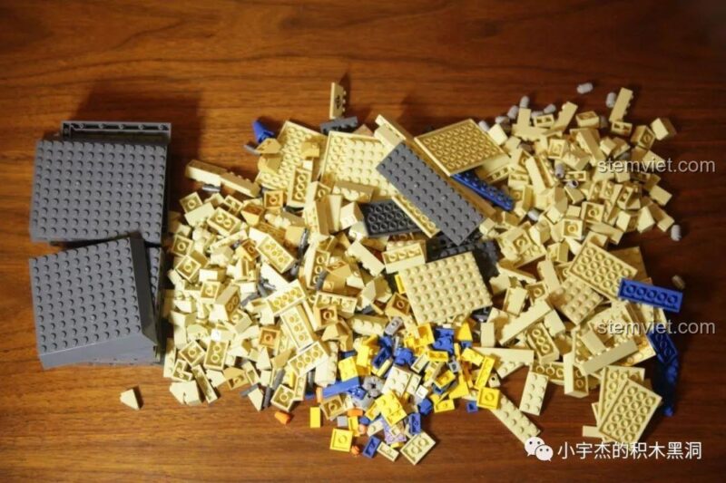 Toàn bộ 643 mảnh ghép của bộ WANGE 4210 được đổ ra để chuẩn bị lắp ráp.