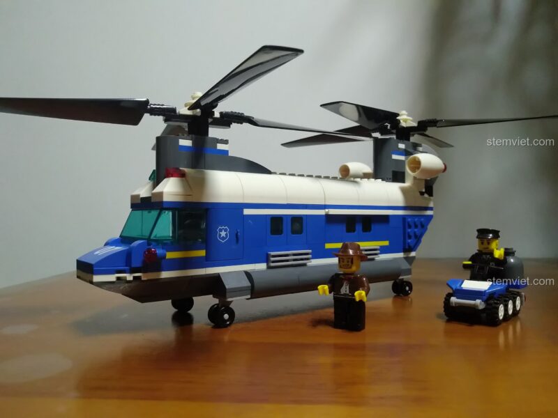 Minifigure cảnh sát đang lái chiếc xe địa hình mini từ bộ đồ chơi mô hình WANGE 52015.