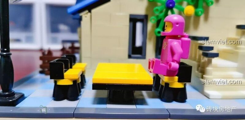 Bàn ghế ngoài trời trong bộ xếp hình Biệt Thự Đồng Quê Kiểu Pháp.