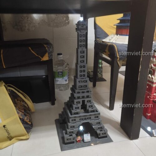 Ảnh review thực tế mô hình Tháp Eiffel 8015 của WANGE sau khi lắp ráp xong, so sánh kích thước với chai nước. Một bộ xếp hình WANGE chất lượng cao.