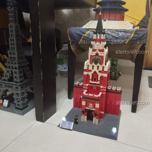 Hình ảnh thực tế bộ xếp hình WANGE 8017 Tháp đồng hồ Điện Kremlin, mô hình kiến trúc Nga 1048 mảnh ghép.