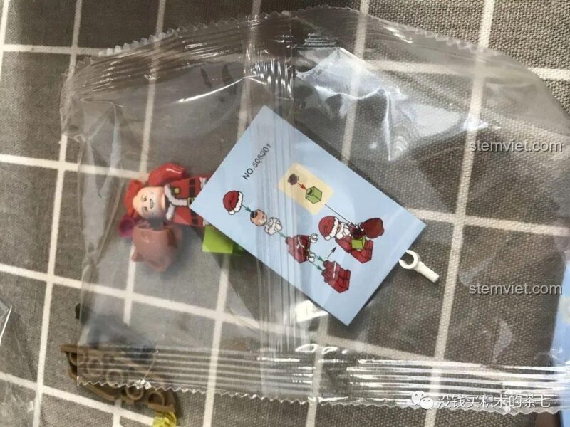 Hộp quà Giáng Sinh màu đỏ và trắng của bộ lắp ráp Wekki 506001 Phòng Tiệc Giáng Sinh, chi tiết trang trí đẹp mắt.