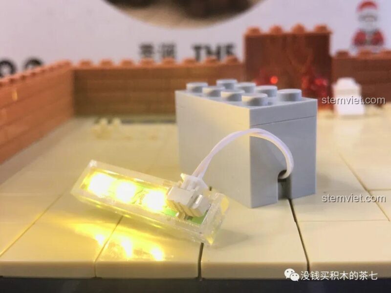 Lắp đặt đèn LED cho bộ đồ chơi Wekki 506001 Cảnh Giáng Sinh Ấm Áp, ánh sáng vàng ấm áp, tạo không gian ấm cúng.