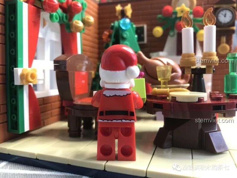 Minifigure Ông già Noel của bộ lắp ghép Wekki 506001 Ngôi Nhà Giáng Sinh Wekki, có túi quà, chi tiết in ấn rõ nét.