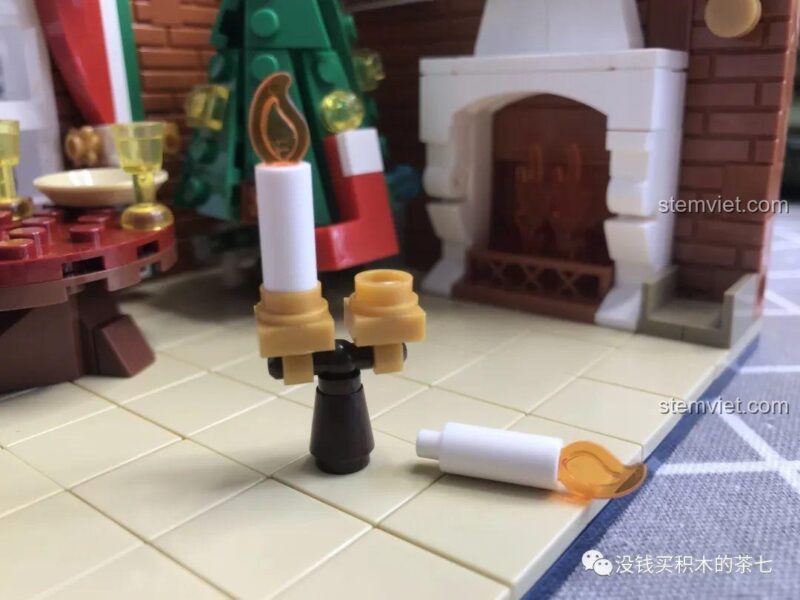 Chân nến và nến của bộ lắp ghép Wekki 506001 Ngôi Nhà Giáng Sinh Wekki, thiết kế độc đáo, tạo không khí lãng mạn.