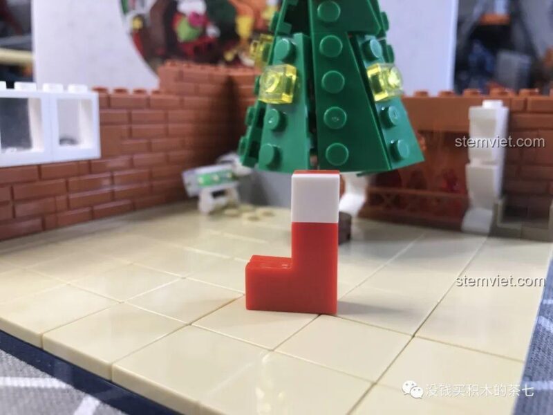 Cây thông Noel đã được trang trí với các quả cầu màu sắc trong bộ đồ chơi Wekki 506001 Cảnh Giáng Sinh Ấm Áp.