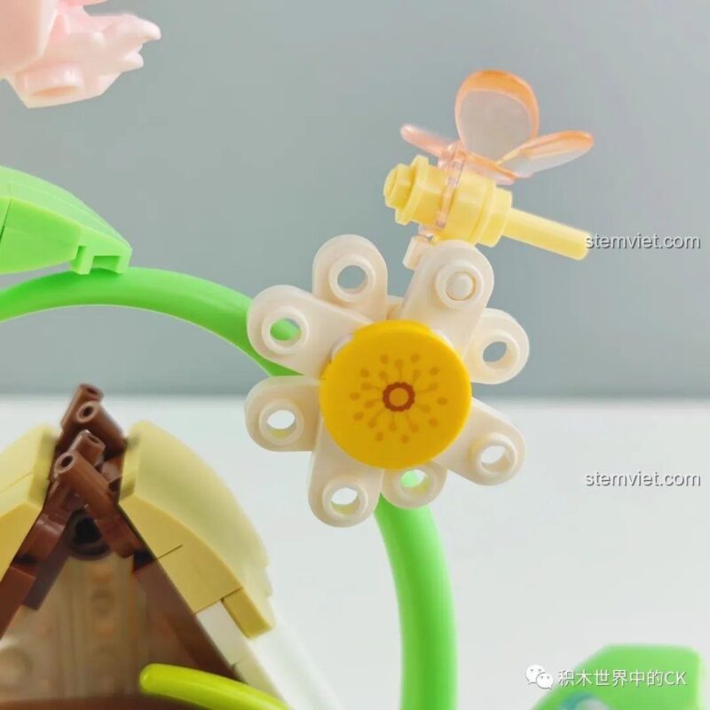 Ảnh chụp chi tiết bông hoa cúc trắng và con bướm màu cam trong bộ đồ chơi xếp hình Wekki 516152.