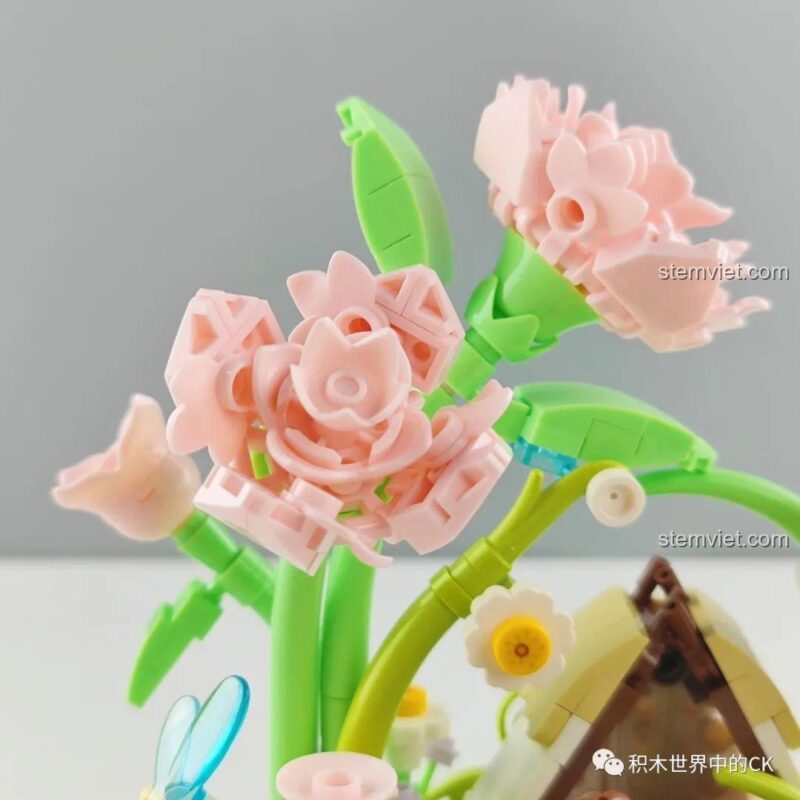 Ảnh chụp chi tiết bông hoa hồng lớn được tạo thành từ nhiều mảnh ghép màu hồng nhạt trong bộ Wekki 516152.