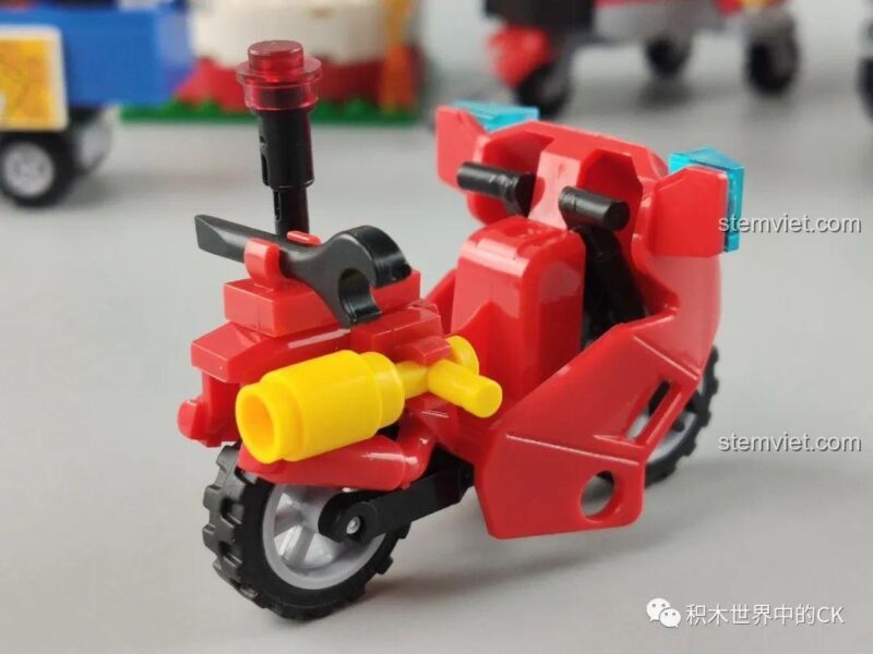 Mặt bên của mô hình xe mô tô cứu hỏa trong bộ đồ chơi Winner Fire Fighters 5112, đồ chơi mô hình lính cứu hỏa, với chi tiết bình chữa cháy.