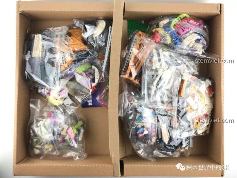 Bên trong hộp đồ chơi Winner 7036, các túi chi tiết được phân loại cẩn thận, sẵn sàng cho việc lắp ráp.