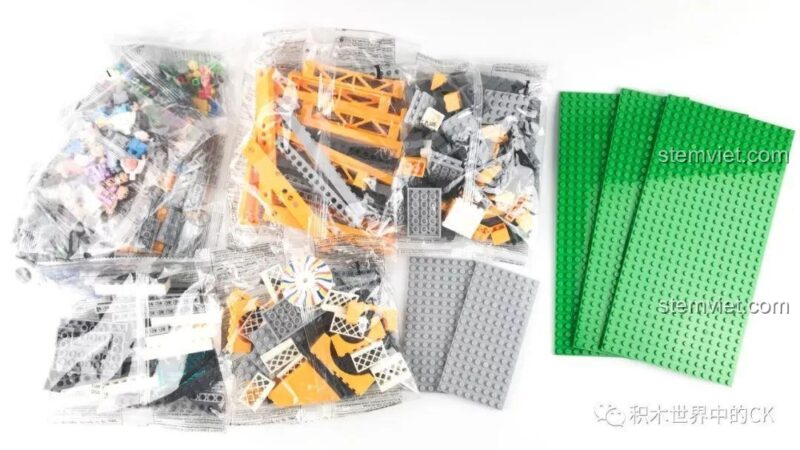 Các túi mảnh ghép và tấm đế xanh của bộ lắp ghép Công viên giải trí 7036.