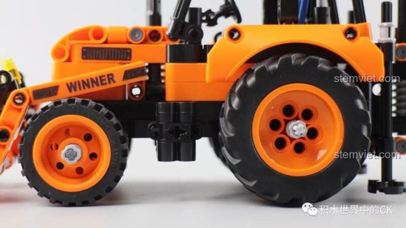 Cận cảnh bánh xe lớn và nhỏ của bộ xếp hình Xe công trình Technic 7057.