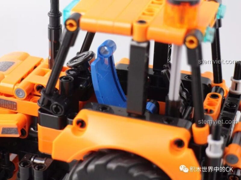 Bên trong cabin của đồ chơi mô hình Winner 7057 với vô lăng và không gian cho minifigure.