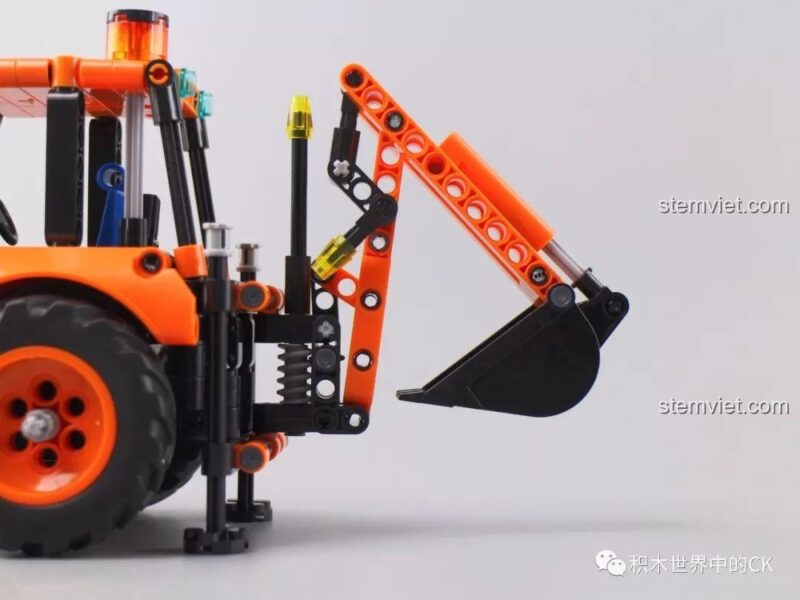 Cần đào phía sau của Xe Xúc Lật Kèm Gầu Đào đang ở vị trí thu gọn.
