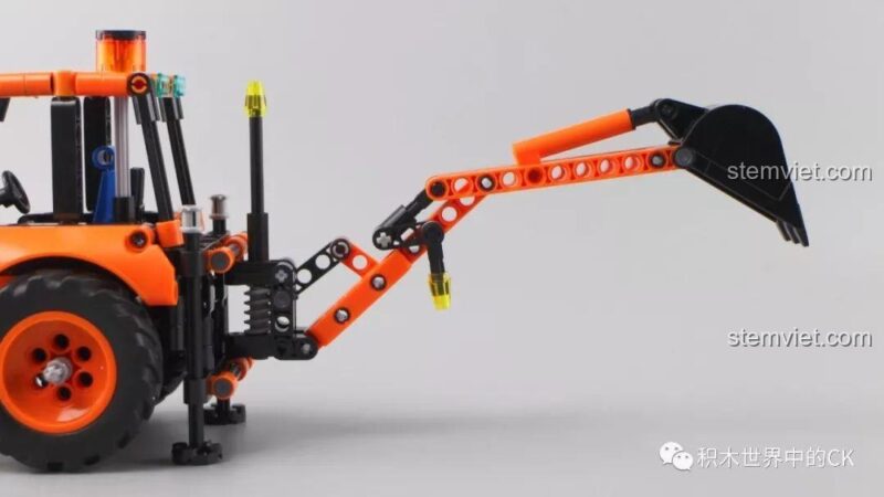 Cần đào của bộ xếp hình 7057 đang vươn ra, thể hiện khả năng hoạt động linh hoạt.