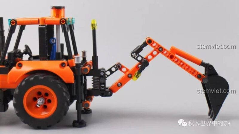 Cần đào của đồ chơi mô hình 7057 vươn dài và hạ thấp, sẵn sàng múc đất.
