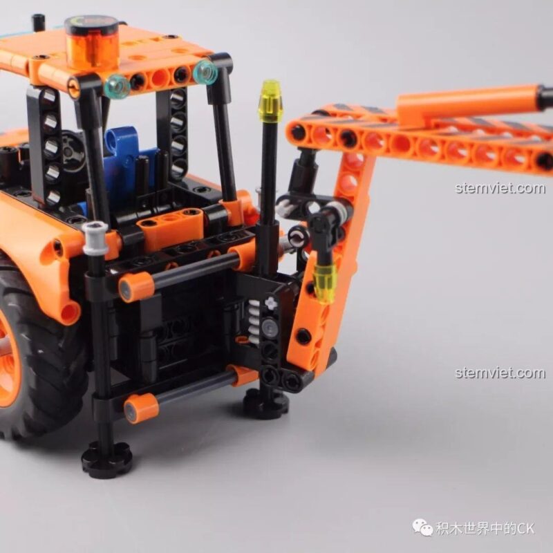 Cơ cấu cần đào của Xe công trình Technic JEMLOU 7057 có thể xoay sang hai bên.