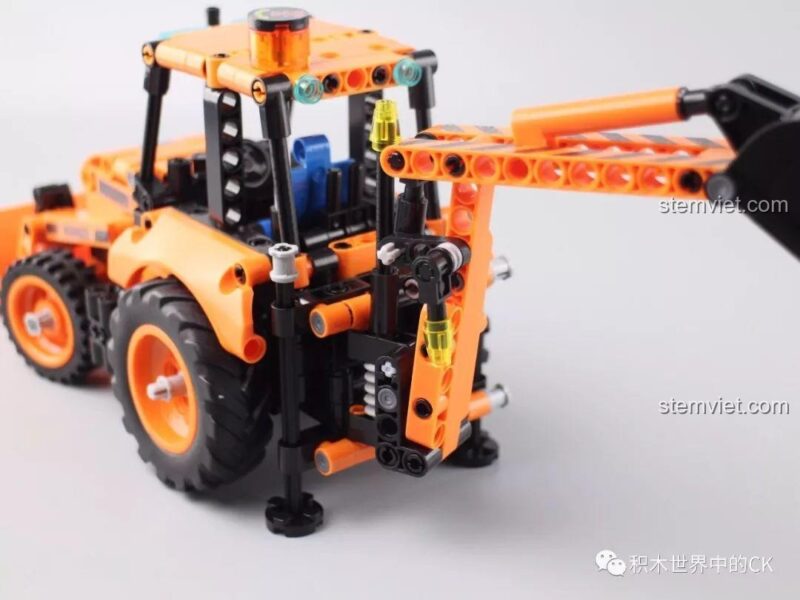 Cần đào của Mô hình Xe Xúc Đào 7057 đang xoay sang một bên, mô phỏng hoạt động thực tế.