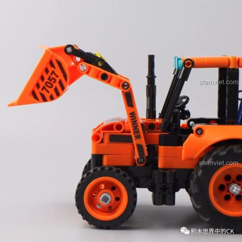 Gầu xúc của bộ xếp hình Xe công trình Technic 7057 được nâng lên hết cỡ, thể hiện sự linh hoạt.