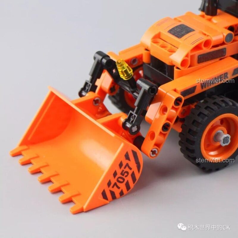 Cận cảnh gầu xúc phía trước của đồ chơi mô hình Winner 7057, có thể chứa nhiều vật thể nhỏ.